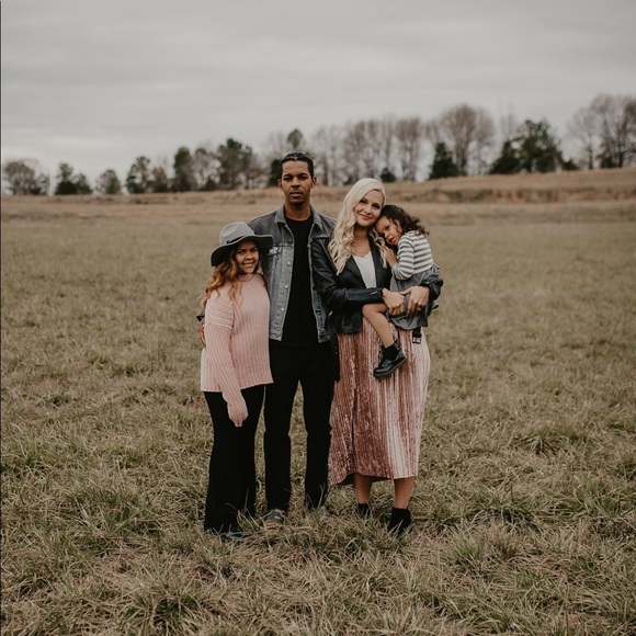 Meet your Posher, Demi - Picture 3 of 8